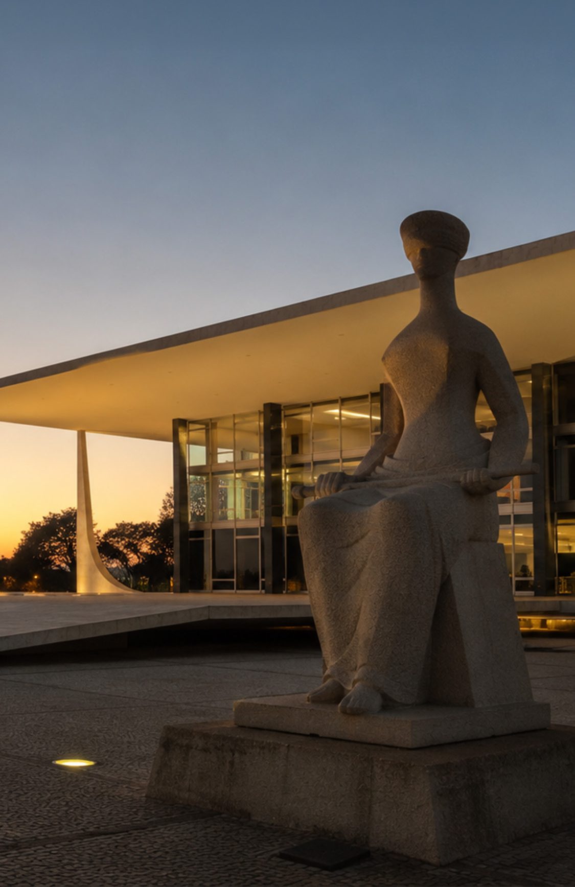 Escultura A Justiça diante do Supremo Tribunal Federal, em Brasília, ao entardecer